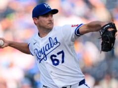 皇家隊塞斯·盧戈 (Seth Lugo) 對陣流浪者隊 (Rangers) 的比賽在頭球擊球後退出