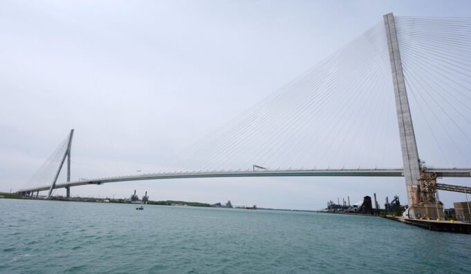 Canada_US_Bridge_925_8_c0-302-5511-3516_s1200x700.jpg