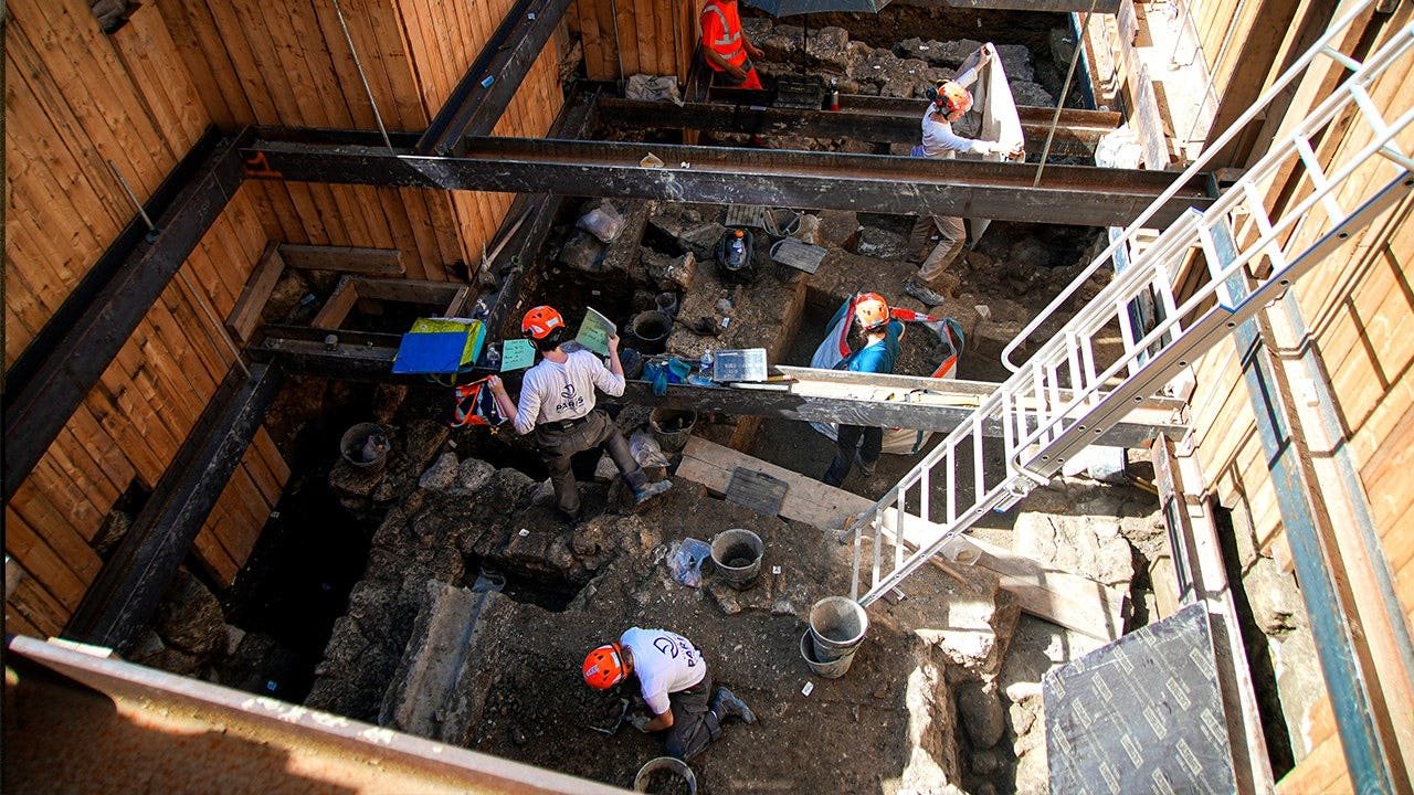 巴黎聖母院發掘工作在巴黎地下發現了 1,700 年前的羅馬硬幣