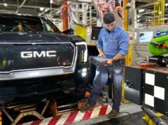 通用汽車在解僱 1,300 名工人後正在其主要電動汽車工廠安裝機器人
