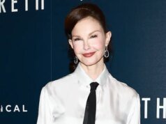 阿什莉·賈德 (Ashley Judd) 在海洋中慶祝她的中年
