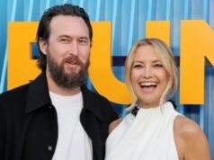 凱特哈德森 (Kate Hudson) 在罕見的 PDA 照片中親吻未婚夫丹尼藤川 (Danny Fujikawa)