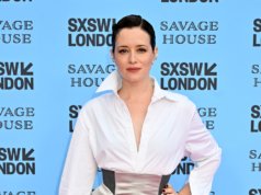 克萊爾·福伊 (Claire Foy) 在倫敦 SXSW 表演阿黛爾 (Adele) 的《Someone Like You》