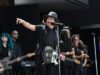 觀賞 The Roots、Eddie Vedder 和 U2 在歐巴馬總統中心開幕典禮上的表演