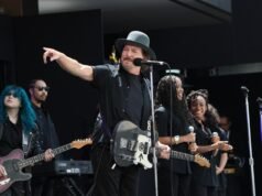觀賞 The Roots、Eddie Vedder 和 U2 在歐巴馬總統中心開幕典禮上的表演