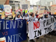 「放開我們的 NHS」:英國因 NHS 交易爆發針對 Palantir 的抗議