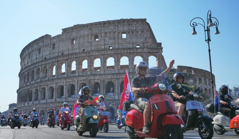 數千輛 Vespa 聚集在羅馬歷史中心，慶祝這款標誌性摩托車問世 80 週年