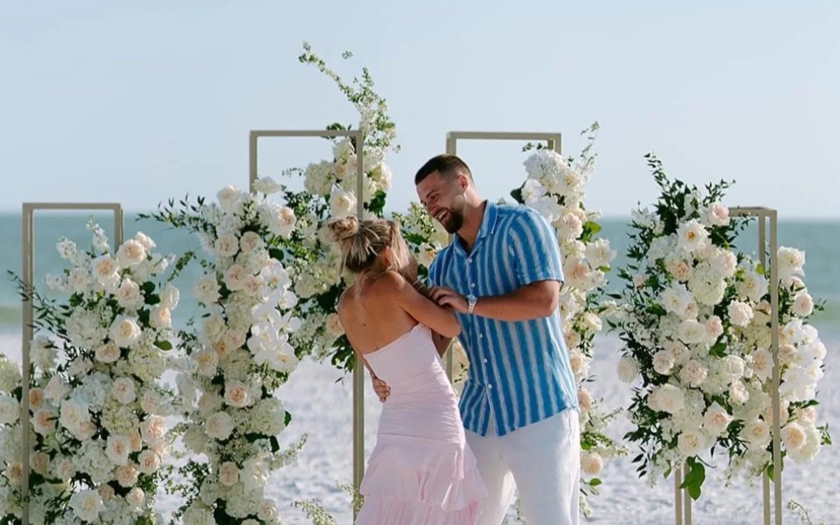 Brian Schottenheimer 的妻子祝賀 Jake Ferguson 與 SI 泳裝模特兒 Hayley Cavinder 結婚