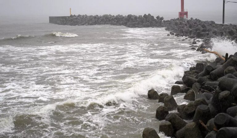 兩場熱帶風暴襲擊日本，引發洪水和山崩，造成一人死亡