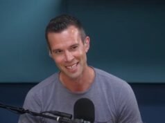Pod Save America 主持人表示他被錯誤邀請參加白宮 UFC 比賽