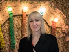 凱特·克拉松 (Kate Kraczon) 抵達蒙特克萊爾藝術博物館 (Montclair Art Museum) 準備激進