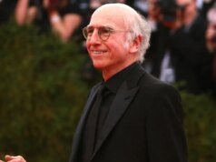 拉里大衛 (Larry David) 在 250 週年時抨擊川普在白宮舉行的 UFC 比賽