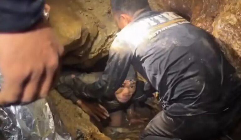 救援人員尋找替代路線來救援寮國被洪水淹沒的洞穴中失蹤的兩名失蹤者