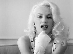 95 歲的瑪米·範·多倫 (Mamie Van Doren) 在新回憶錄中展示了好萊塢女演員的沙發