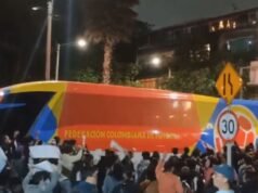 哥倫比亞國家隊大巴在支持伊万·塞佩達的示威中被包圍 – Publimetro Columbia