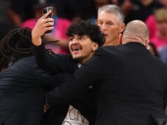 兩名球迷在 NBA 總決賽第一場比賽中衝進球場後被終身禁賽。
