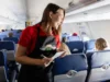 洛杉磯航班上,空服員透過 PA 向旅客詢問