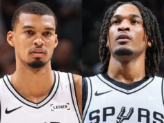 鏡頭捕捉到維克多·溫班亞馬在對陣尼克斯隊的比賽中犯下代價高昂的錯誤之前無視斯蒂芬·卡斯爾的信息
