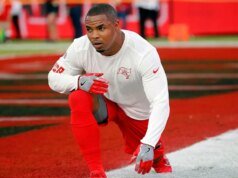 道格的父母馬丁因前 NFL 球星在拘留期間死亡而起訴奧克蘭