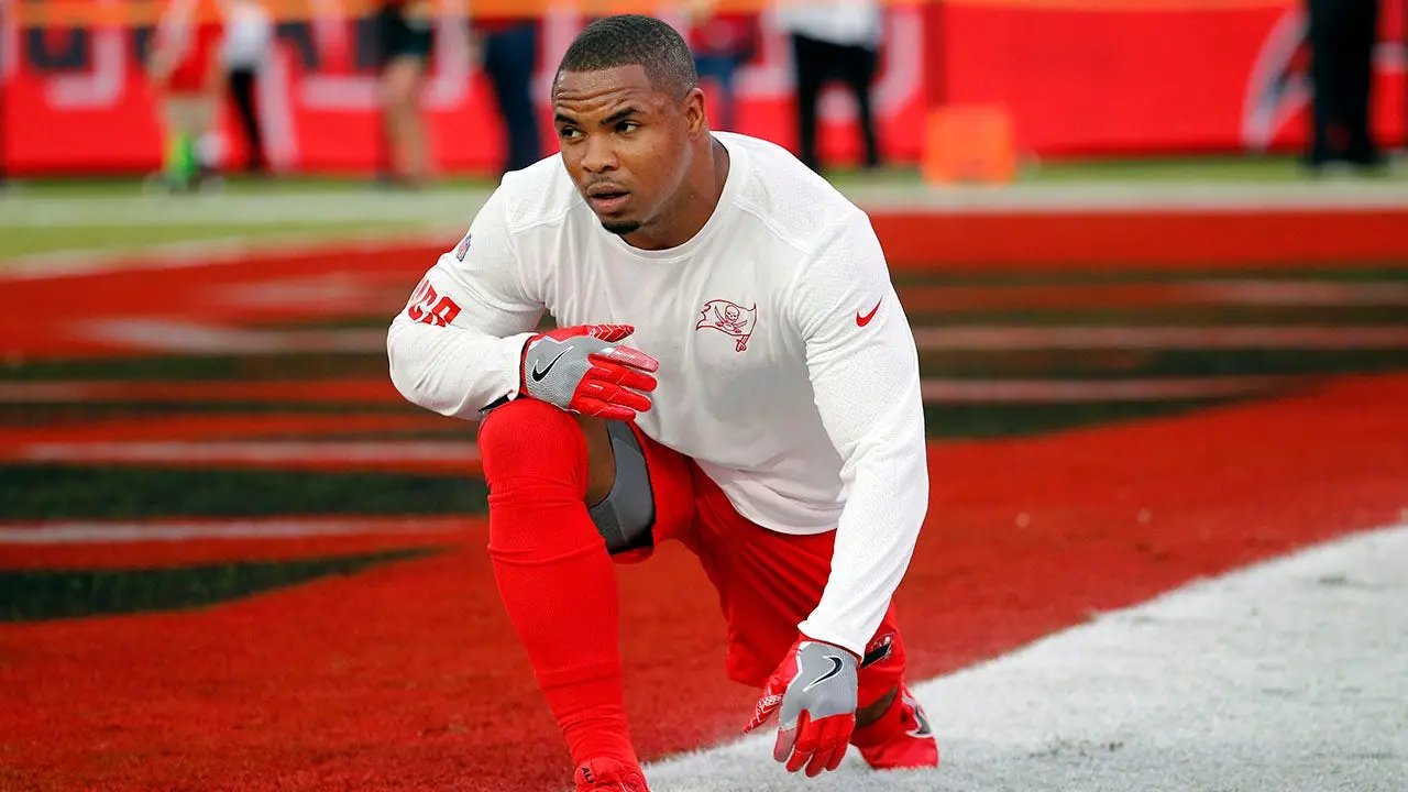 道格的父母馬丁因前 NFL 球星在拘留期間死亡而起訴奧克蘭