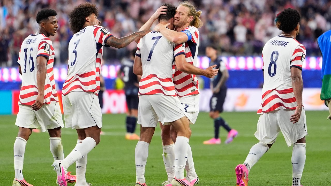 美國隊以充滿活力的勝利擊敗巴拉圭隊開啟世界杯