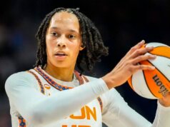 在康乃狄克州以壓倒性優勢擊敗天空隊的比賽中,WNBA 立即慶祝了布蘭妮·格林納的歷史性里程碑。