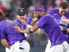 傑克麥卡錫 (Jake McCarthy) 在落基山脈 (Rockies) 戰勝紅襪隊 (Red Sox) 的比賽中打出三分三壘安打