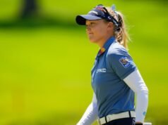 亨德森在女子 PGA 比賽中以一桿落後的成績進入最後一輪