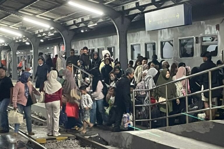 長假週末共有 93,209 名乘客搭乘了火車