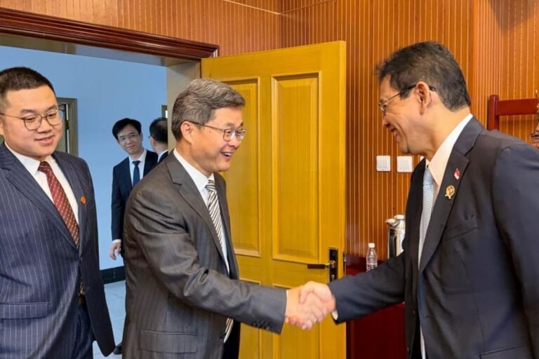 財政部長普爾巴亞會見中國財政部長並加強融資策略
