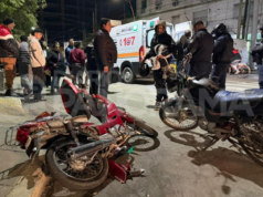 一名機車騎士被闖紅燈的汽車撞到受重傷