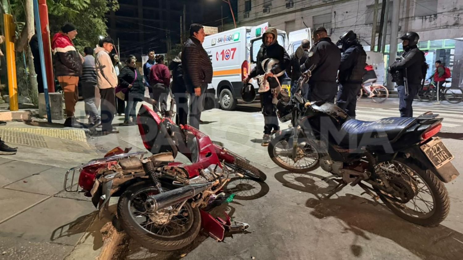 一名機車騎士被闖紅燈的汽車撞到受重傷