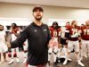 前阿拉巴馬州四分衛 AJ 麥卡倫在激烈的中場休息期間與他的 UFL 球隊陷入了瘋狂。