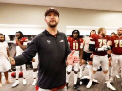 前阿拉巴馬州四分衛 AJ 麥卡倫在激烈的中場休息期間與他的 UFL 球隊陷入了瘋狂。