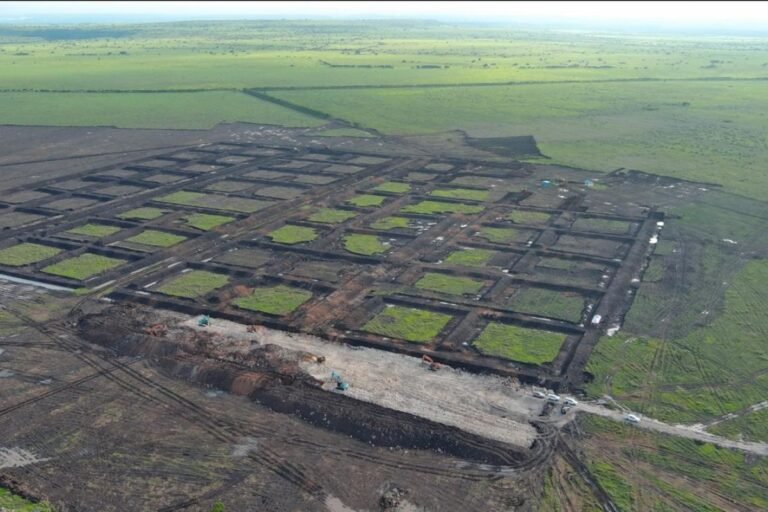 部署 400 名工人在東松巴島建造現代化蝦池