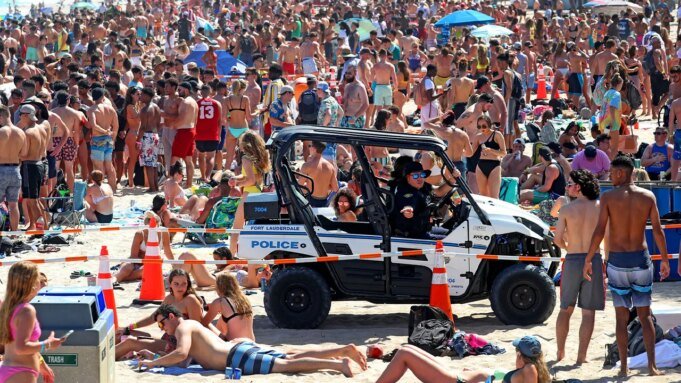 beachgoers-and-police-in-florida.jpg