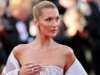 貝拉哈蒂德 (Bella Hadid) 在 Instagram 上拍攝的新照片中,身穿藍色泳衣在遊艇上驚艷亮相