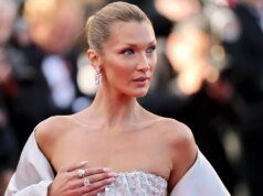 貝拉哈蒂德 (Bella Hadid) 在 Instagram 上拍攝的新照片中,身穿藍色泳衣在遊艇上驚艷亮相