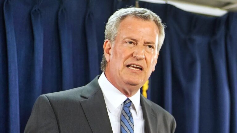 比爾·白思豪 (Bill de Blasio) 為民主黨的社會主義叛亂辯護