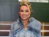 布列塔尼·阿爾丁 (Brittany Aldean) 在 Instagram 上身穿綠色比基尼對著鏡子自拍,驚艷全場