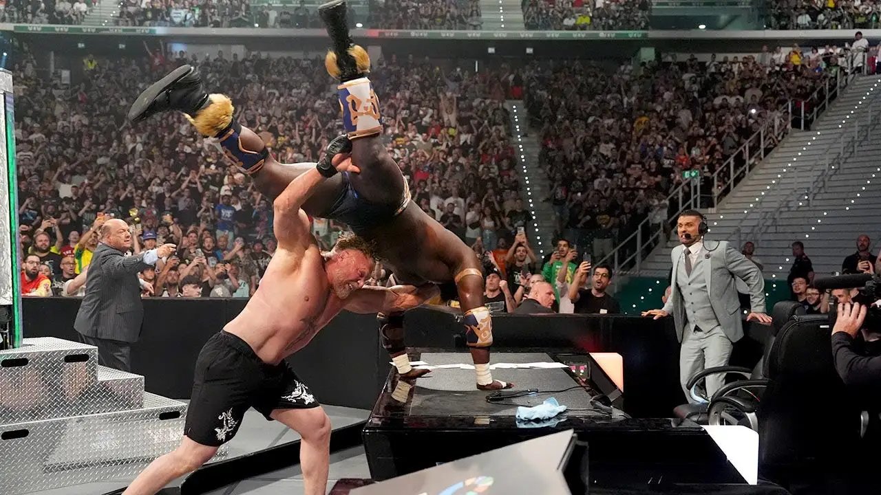 布洛克萊斯納 (Brock Lesnar) 在義大利舉行的 WWE Clash 比賽中擊出 7 架 F-5，擊敗了奧巴費米 (Oba Femi)。