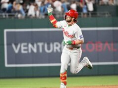 布萊斯哈珀(Bryce Harper)回應國民隊球迷的粗俗呼喊,打出全壘打,並在慢跑時做出手勢。