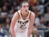 凱特琳克拉克 (Caitlin Clark) 因背部受傷離開了水星隊的 Fever 比賽。