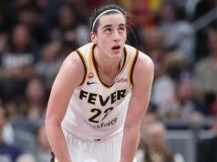 凱特琳克拉克 (Caitlin Clark) 因背部受傷離開了水星隊的 Fever 比賽。