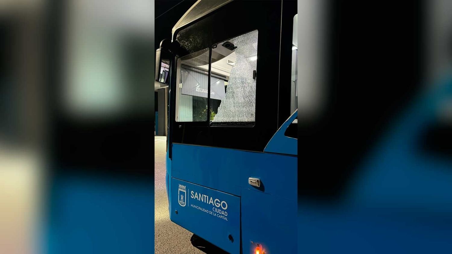 一輛公共汽車在行駛途中破壞了市政府的電纜