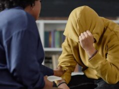 學校輔導老師面臨兒童讀物《選擇的家庭》的批評
