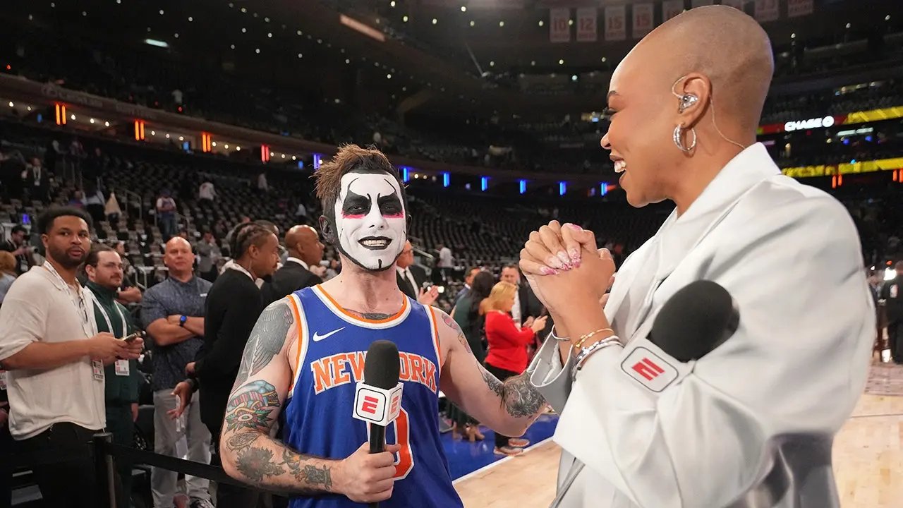 WWE 明星丹豪森在尼克斯結束 53 年乾旱後慶祝