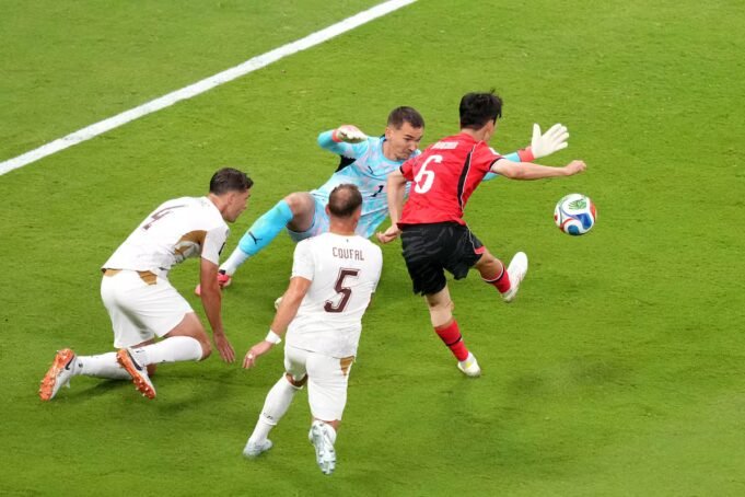 el-surcoreano-hwang-in-beom-ya-acaricio-la-pelota-Q3OFSJ55ABF77MKMAN5SRQFWWI.JPG