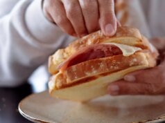 培根和火腿等加工肉類與胃癌有關。和食道癌