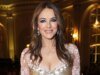 60 歲的伊麗莎白·赫爾利 (Elizabeth Hurley) 身穿自己泳裝品牌的橙色比基尼驚艷亮相。